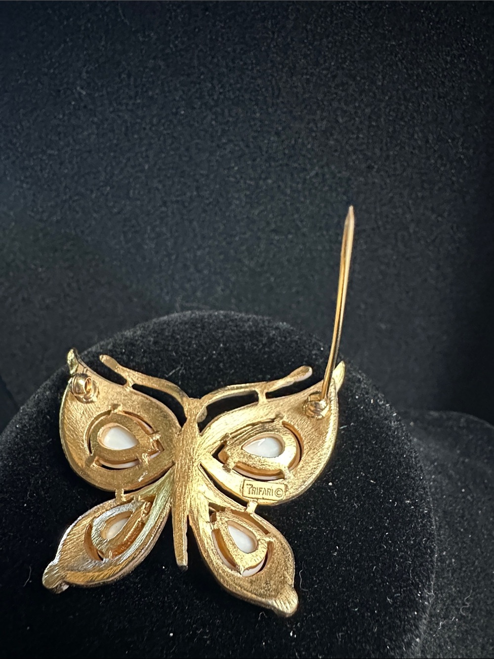 Vintage 1960’s Trifari White Enamel Gold-Tone Butterfly Brooch Missing Stones - Picture 4 of 9